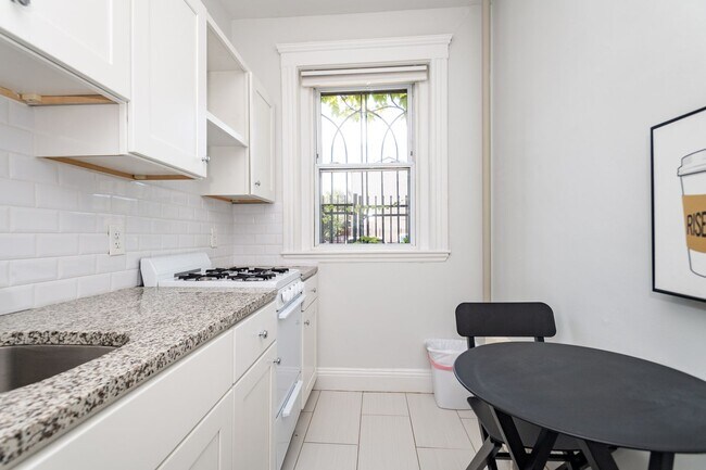 Building Photo - Great Studio in perfect location! Laundry in building.