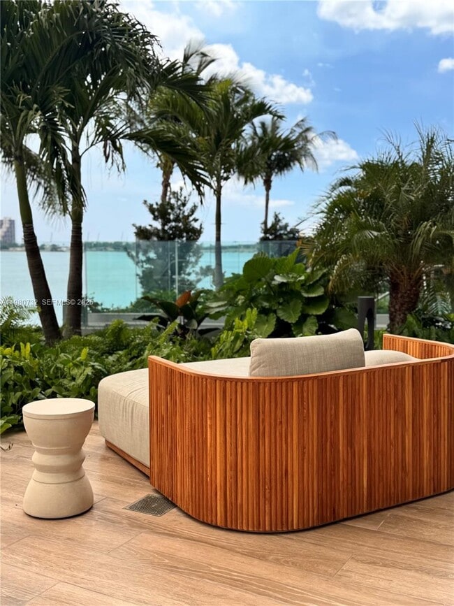 Building Photo - 700 NE 24th St