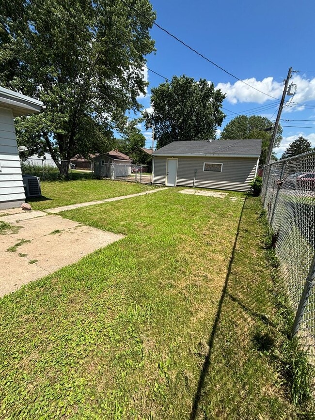 Building Photo - Fully Remodeled 3 Bed/1 Bath Home with Fenced Yard and 2-Car Garage!