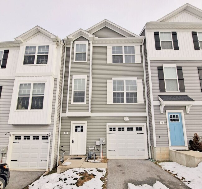 Building Photo - 3 Bed / 2-1/2 Bath  Single Family Town Home w/Attached1 Car Garage