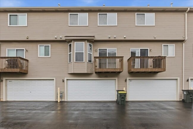 Building Photo - 28909 Pondview Dr