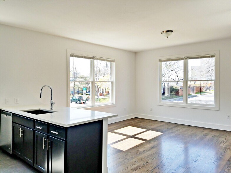 Primary Photo - 4300 Junius St