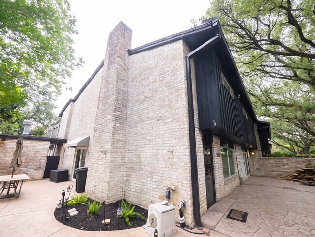 Building Photo - 2001 Stoney Brook Dr