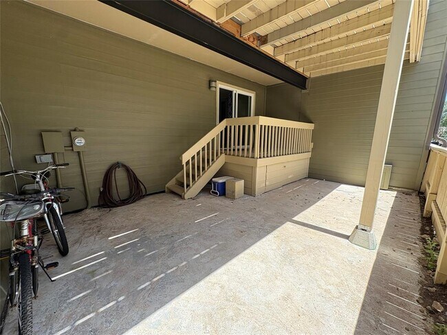 Building Photo - 553 Demarett Dr