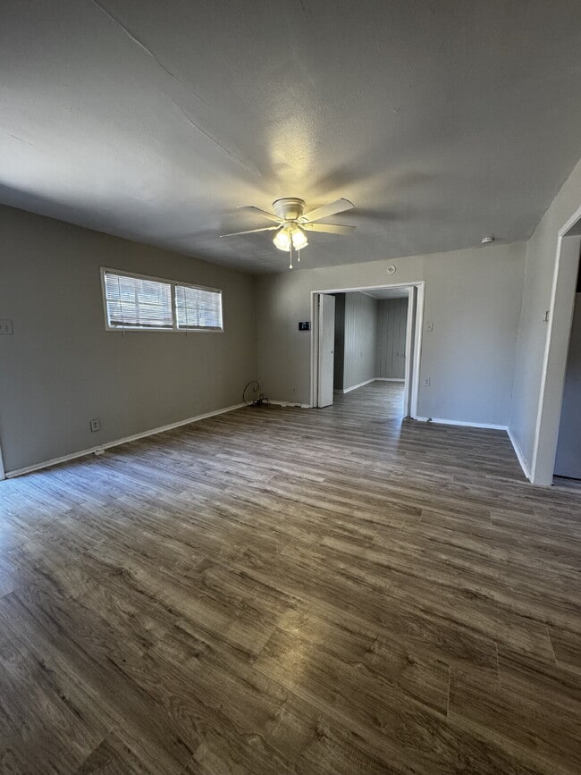 Building Photo - "Charming 3-Bed Oasis with Spacious Living in Prime Lubbock Location!"
