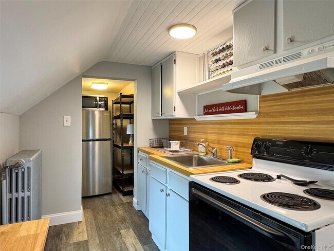 Building Photo - 453 Montauk Hwy