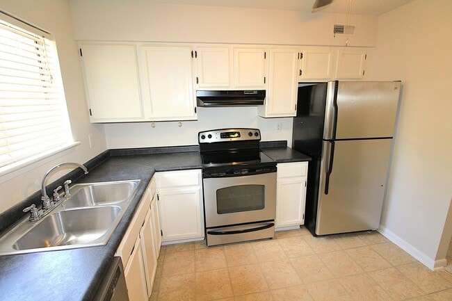 Building Photo - 2 Bedroom Condo in South Park!