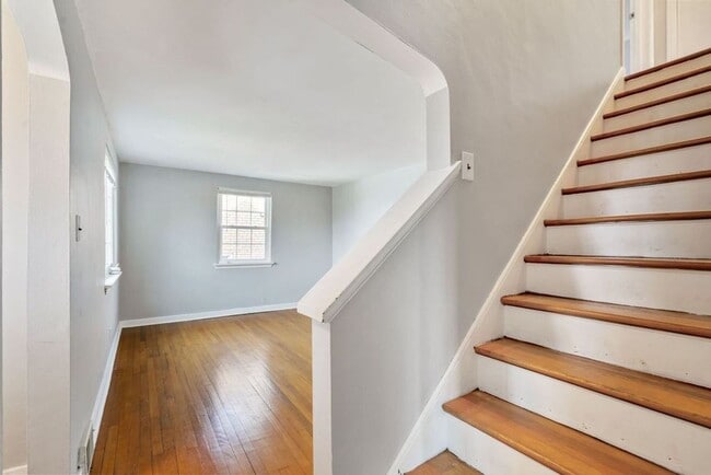 Building Photo - Recently Updated Single Family 3 Bedroom Home.  Available June 10th!