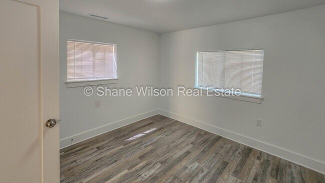 Building Photo - Move in special! 1/2 off the first month's rent!   Recently renovated 3 BR/ 1 BA home.  Big front...