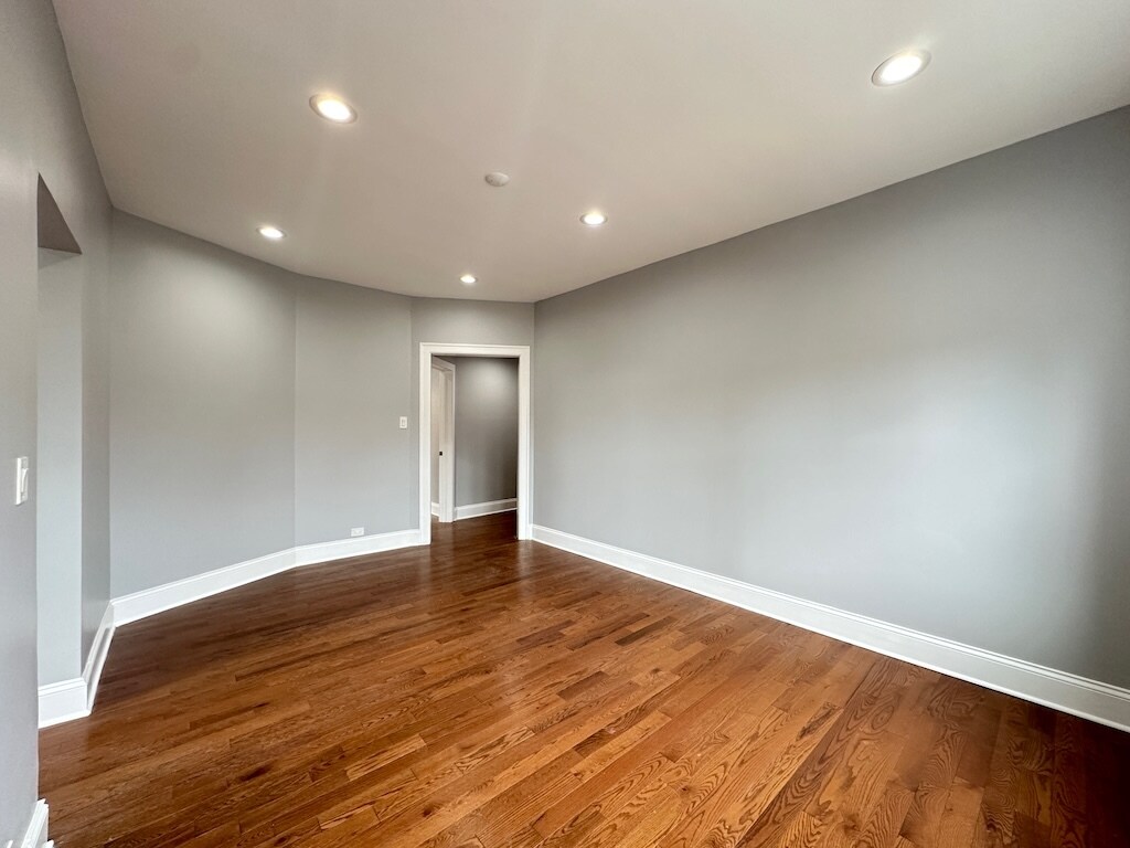 Building Photo - 1149 W Lunt Ave