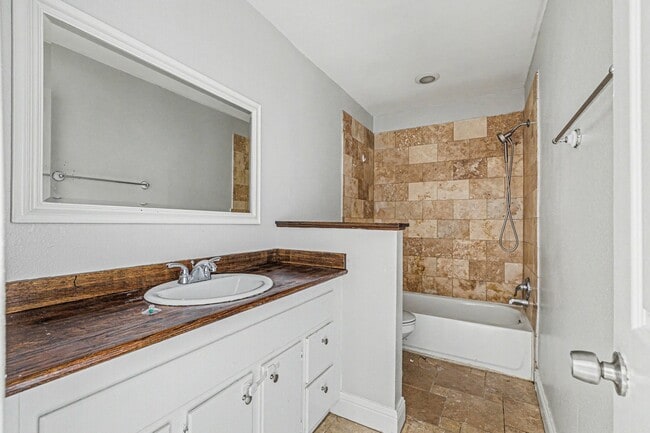 Building Photo - 5222 Fleetwood Oaks Ave