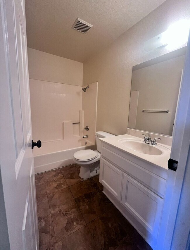 Building Photo - 3 Bedroom Condo in Mentone