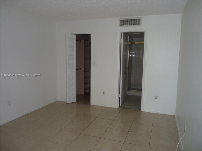 Building Photo - 14211 N Kendall Dr