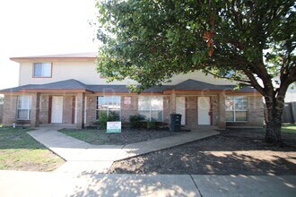 Building Photo - Three Bedroom Beauty!