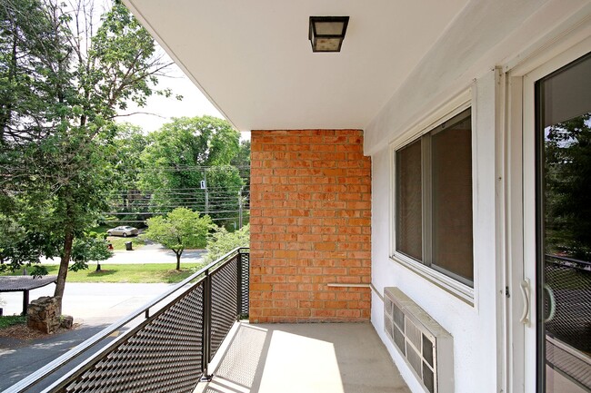 Building Photo - Student-Friendly JPA Apartment (Lease Pend...