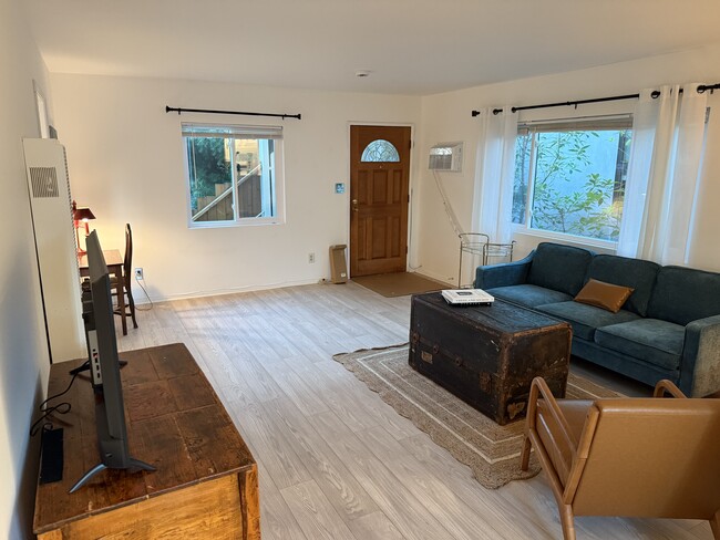 Building Photo - 635 Palms Blvd