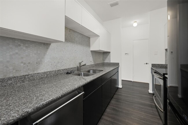 Building Photo - 2860 Holly Hall St