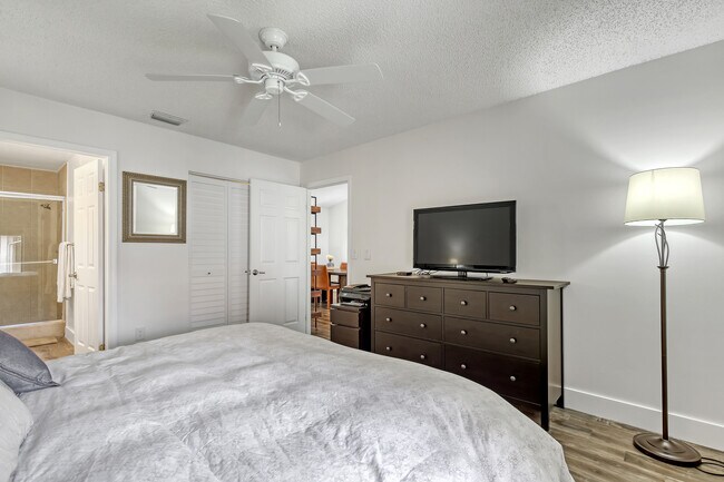 Building Photo - 300 E Club Cir