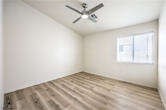 Building Photo - 1851 Vista Pointe Ave