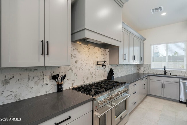 Building Photo - 5049 E Shaw Butte Dr