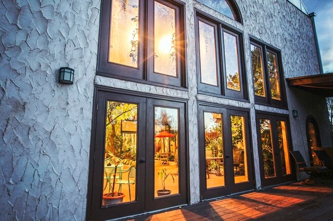 Building Photo - 706 E Stuart St