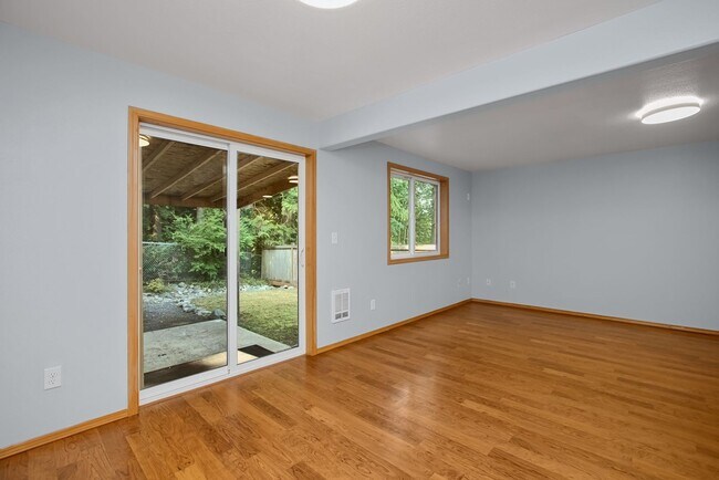 Building Photo - 1124 73rd Dr SE