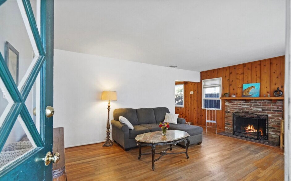 Building Photo - 22712 Leonora Dr