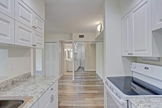Building Photo - 6479 Chasewood Dr