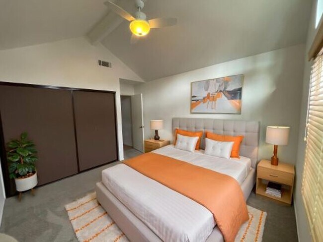 Building Photo - 2 bed 2 bath single family residence. AVAILABLE 5/16