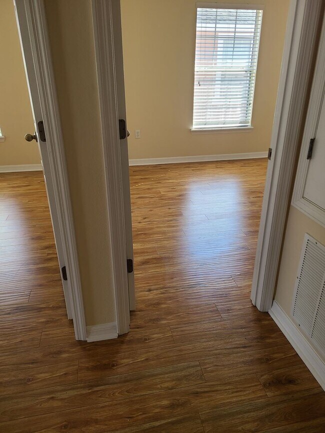 Building Photo - Spacious 3br 2.5ba Townhome in North Saint Petersburg