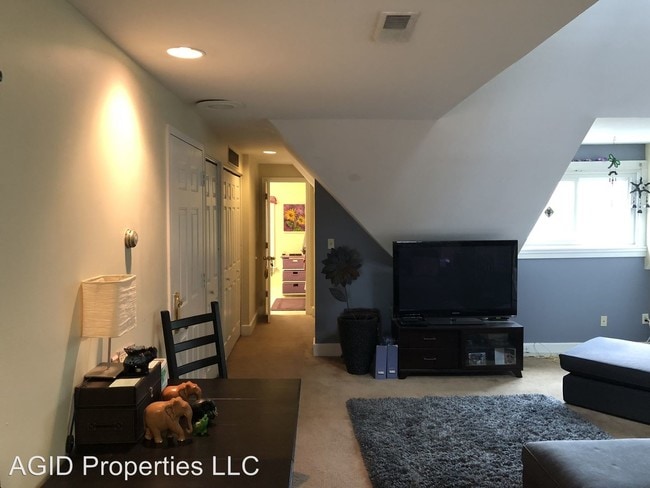 Building Photo - 2128 Alpine Pl