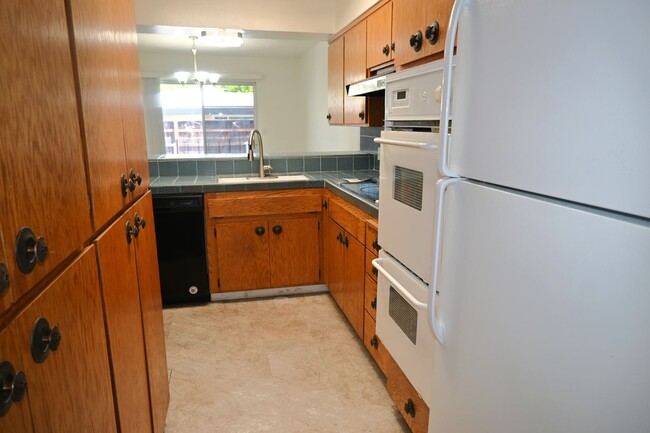 Building Photo - 5941 S Land Park Dr