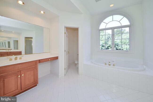 Building Photo - 855 Charwhit Ct