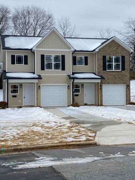 Primary Photo - 221 W Murphy St