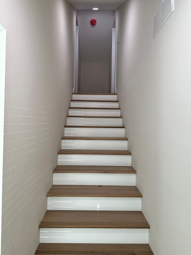 Building Photo - 102 W 15th Ave