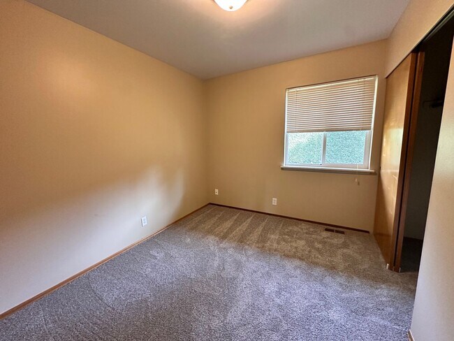 Building Photo - Tradition Kirkland Split Level with Gorgeous Views nestled in the middle of NorKirk