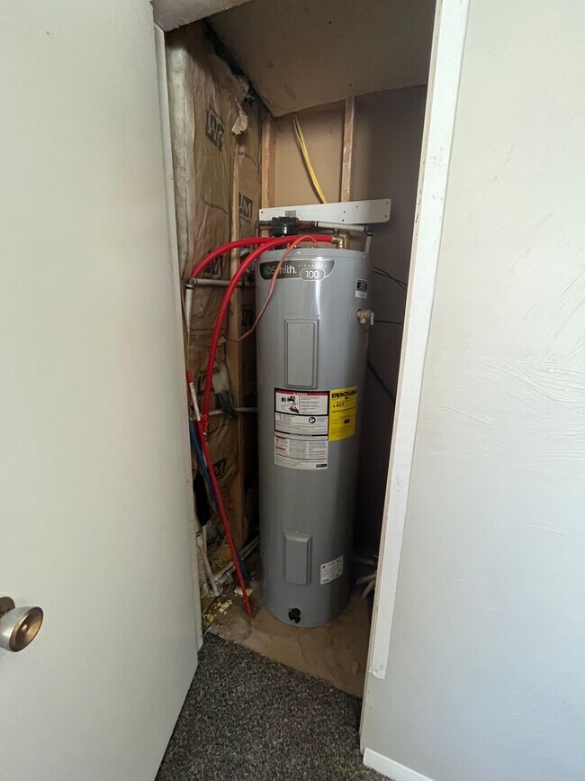 Building Photo - 1 bedroom 1 bath in Romney AVAILABLE FOR LEASE IN APRIL