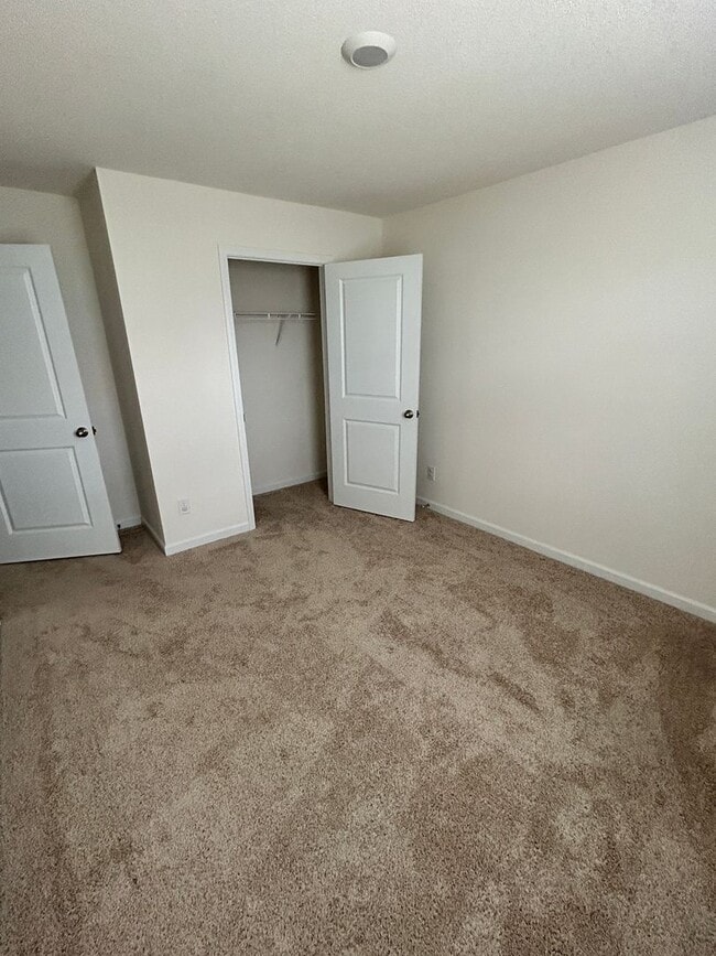 Building Photo - 632 Clay Dr