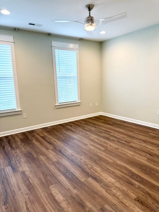 Building Photo - Upscale Townhome in Market Common! MOVE-IN READY!