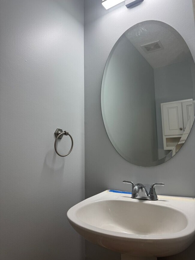 Building Photo - Spacious Papillion home with modern comfor...