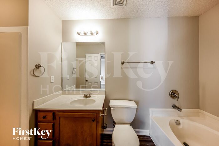 Building Photo - 116 King Arthur Pl