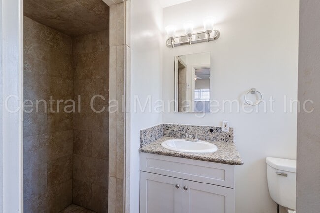 Building Photo - 3 Bedroom, 2 Bath Home Near Bakersfield Co...