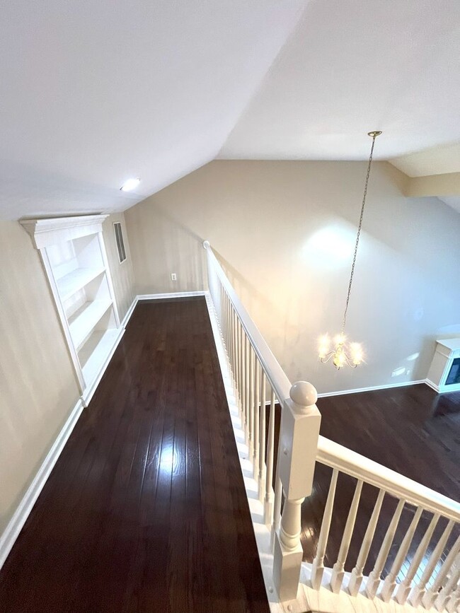 Building Photo - Gorgeous 3-bedroom, 3 full-bath townhouse