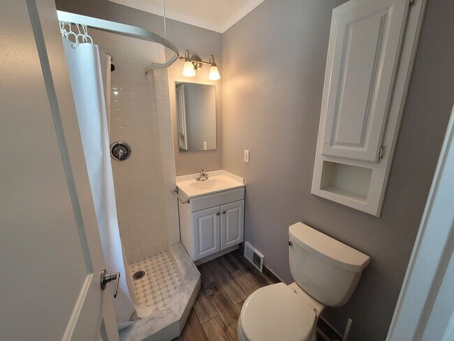 Building Photo - Spacious 3-bedroom, 2-full Bath Ranch