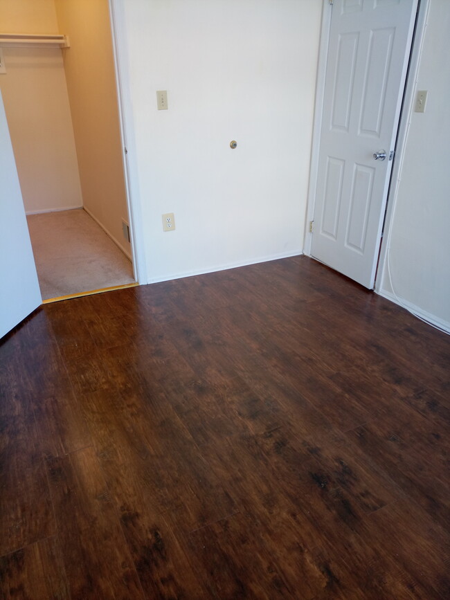 Building Photo - 2205 Vroom Dr