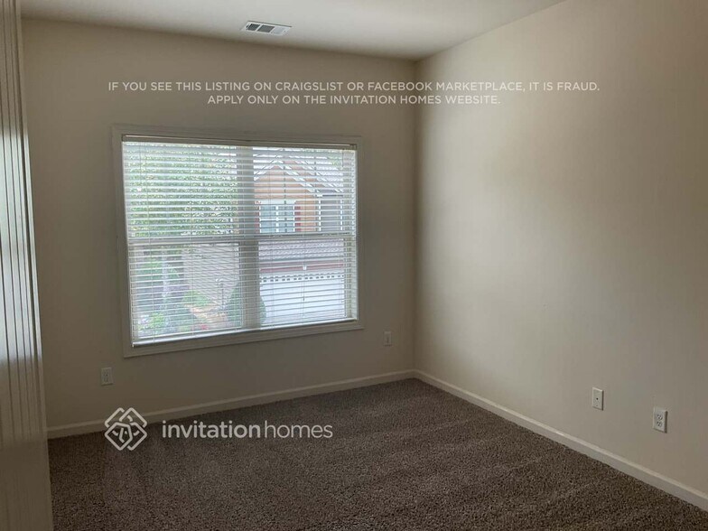 Building Photo - 3911 Lake Manor Way