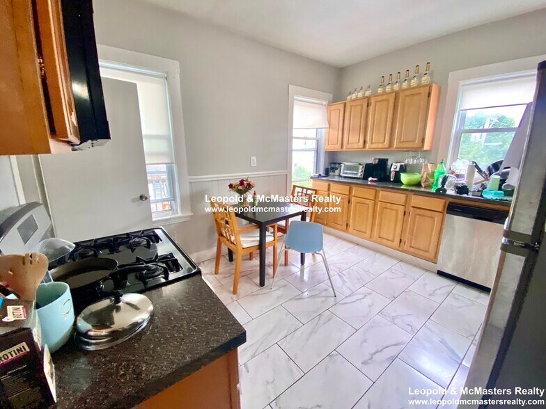 Building Photo - 19 Roseclair St