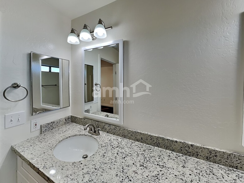 Building Photo - 2315 S Ananea