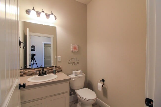 Building Photo - FURNISHED: 4 Bedroom, 2.5 Bath Home in Kennewick