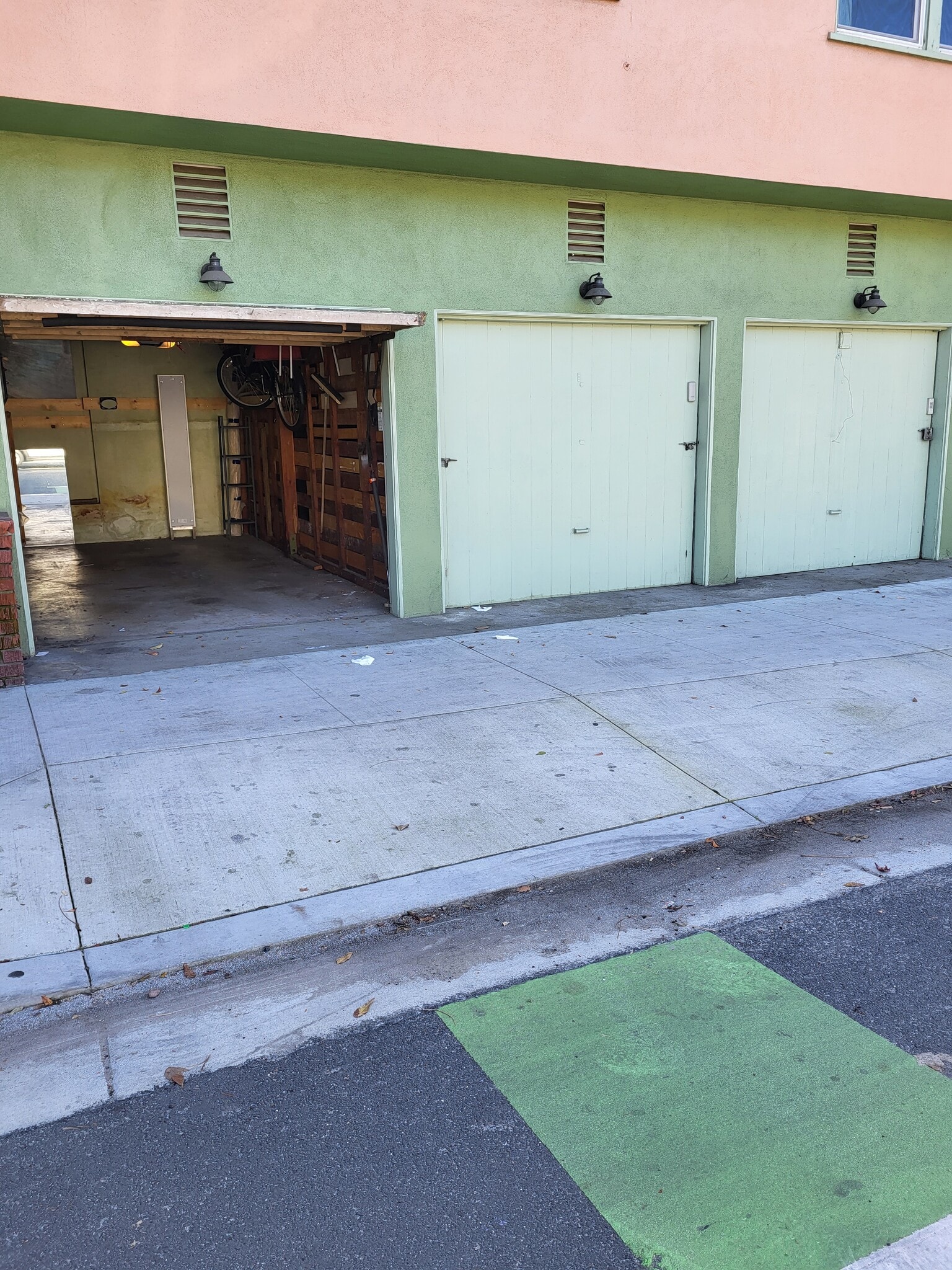 Building Photo - 219 Esperanza Ave